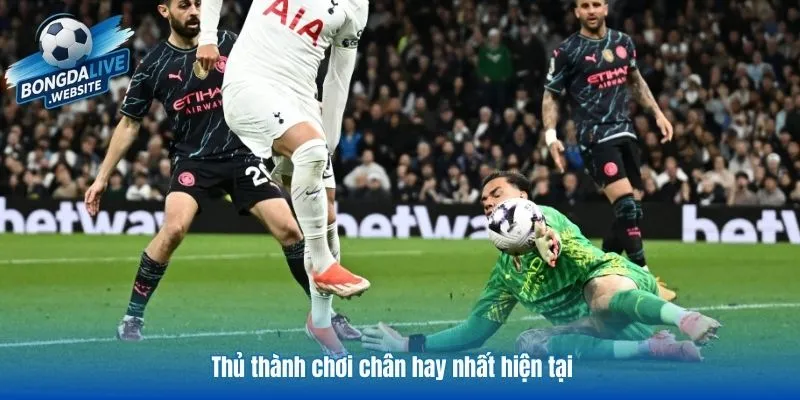 Thủ thành chơi chân hay nhất hiện tại